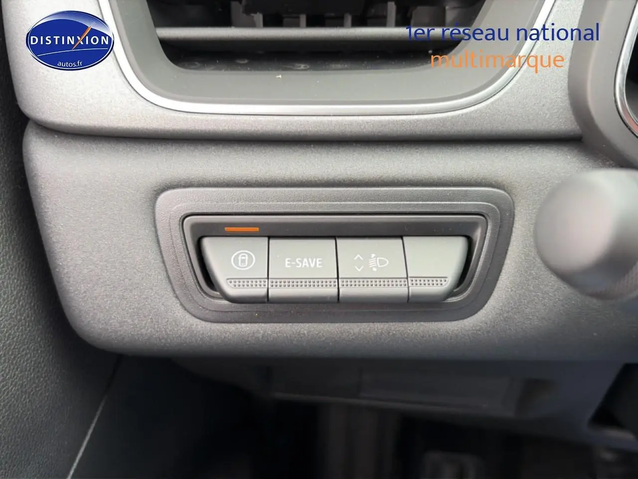 Gros plan sur les boutons de commande gris du tableau de bord du Renault Symbioz 2026, avec fonction E-SAVE visible.