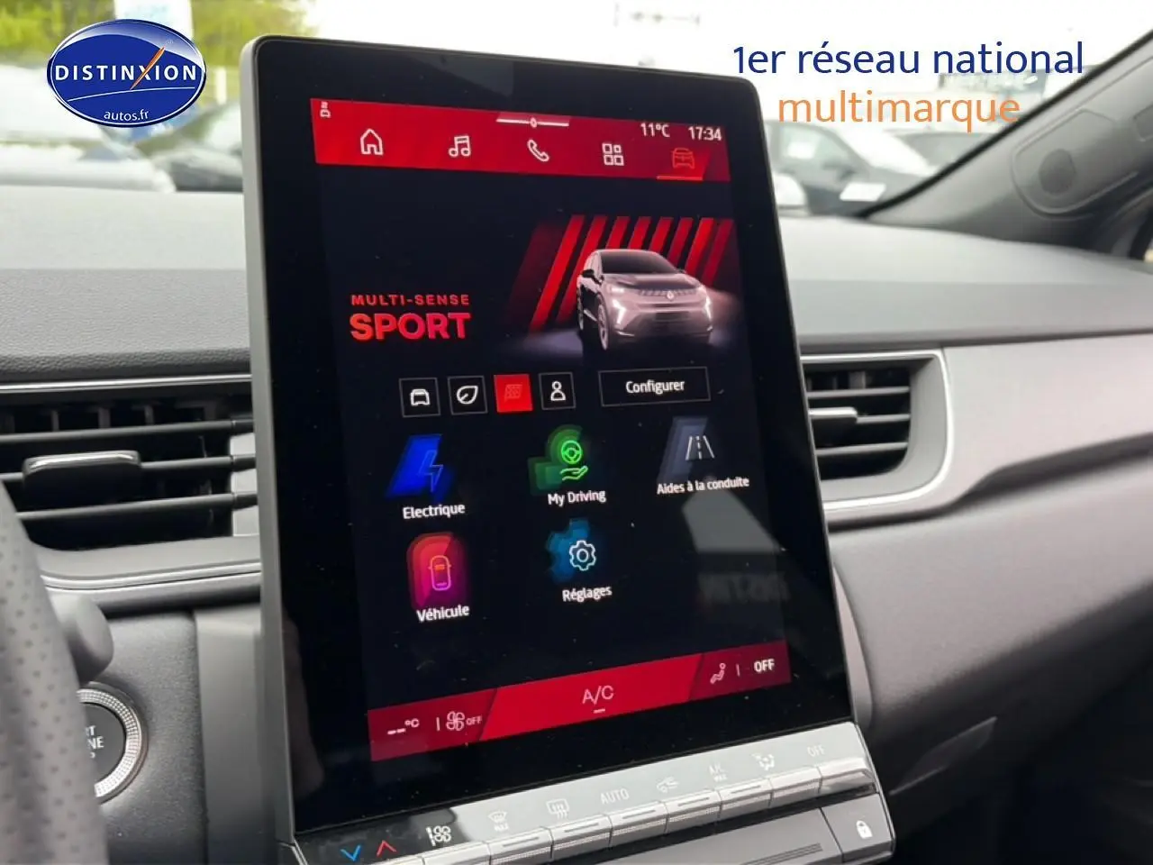 Vue intérieure centrée sur l'écran tactile vertical du tableau de bord du Renault Symbioz gris schiste, affichant le mode sport.