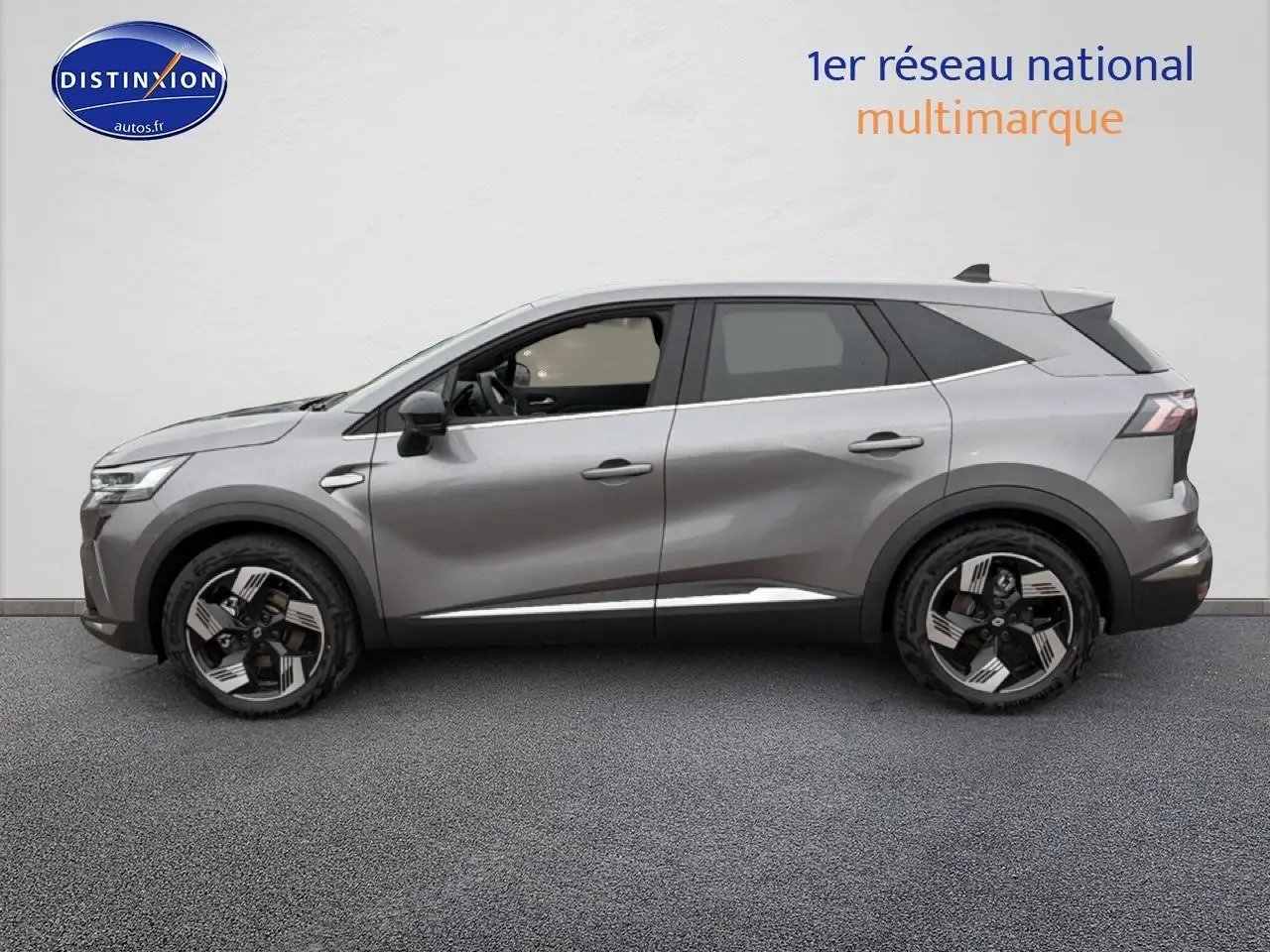 Renault Symbioz gris schiste en profil droit, SUV hybride 2026 avec jantes alliage et lignes modernes.