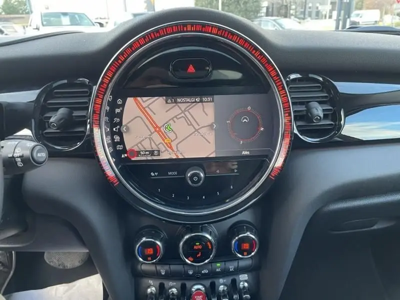 Tableau de bord de MINI 5P Cooper D rouge 2021, vue centrée sur l’écran tactile et commandes climatisation.