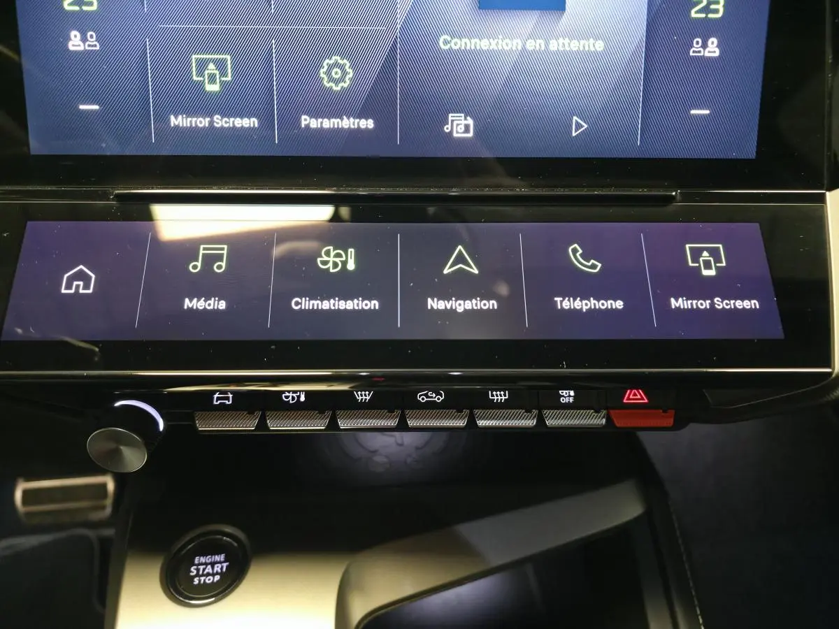 Vue rapprochée de la console centrale tactile de la Peugeot 408 noire, avec commandes climatisation et bouton start/stop.