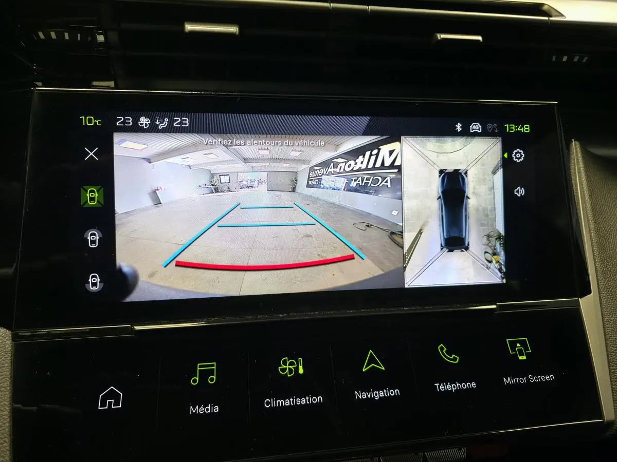 Écran tactile intérieur affichant la caméra de recul et la vue 360° de la Peugeot 408 noire.