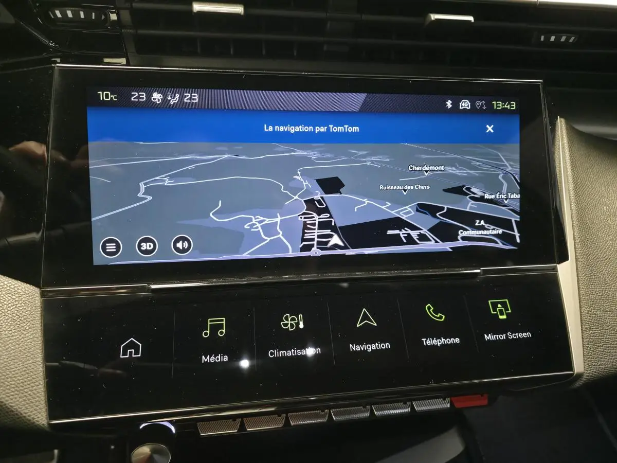 Écran tactile central de navigation TomTom dans l'habitacle noir du Peugeot 408 Hybrid 2024.