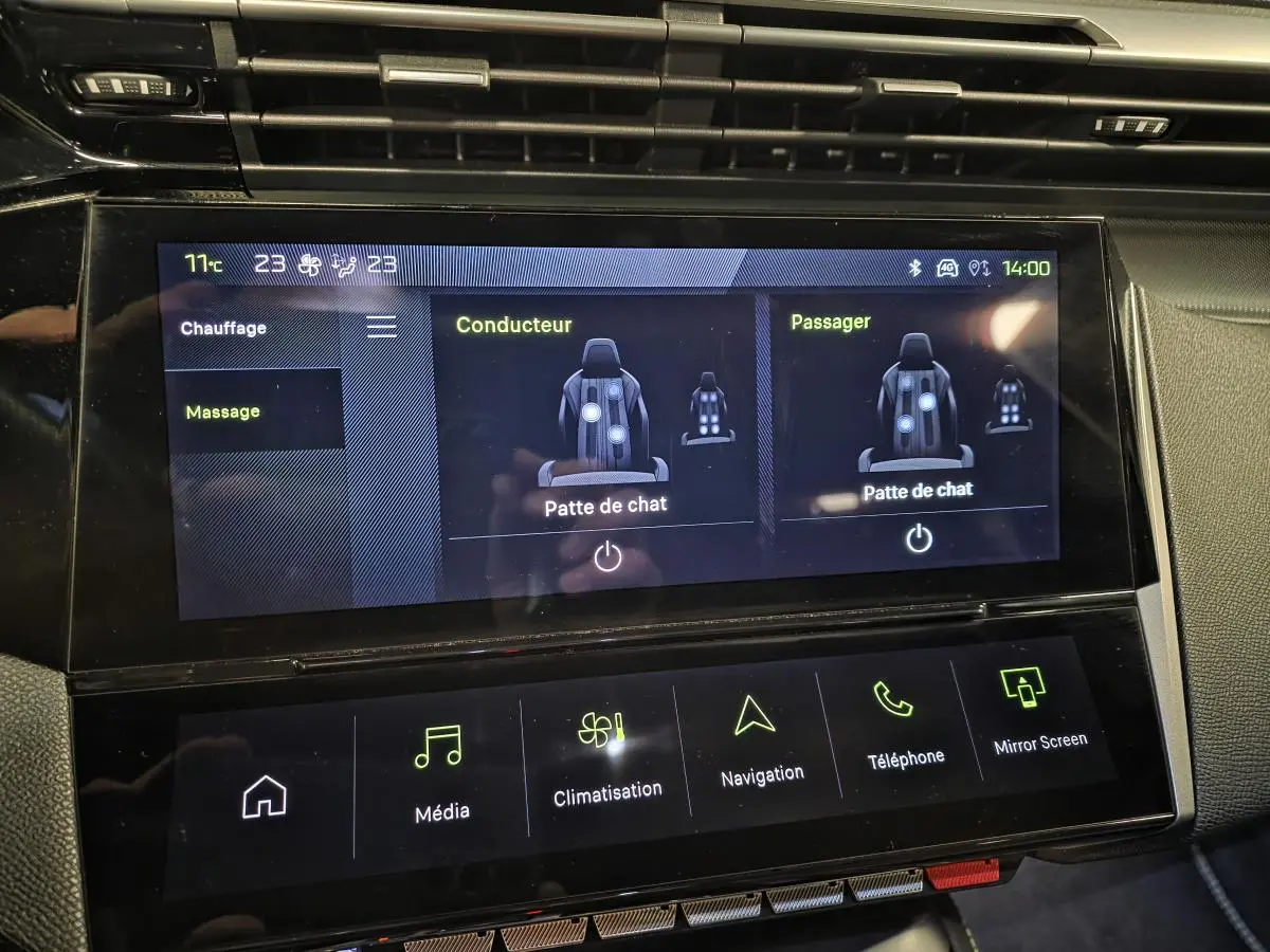 Écran tactile central de la Peugeot 408 noir, affichant les réglages de massage et chauffage des sièges avant.