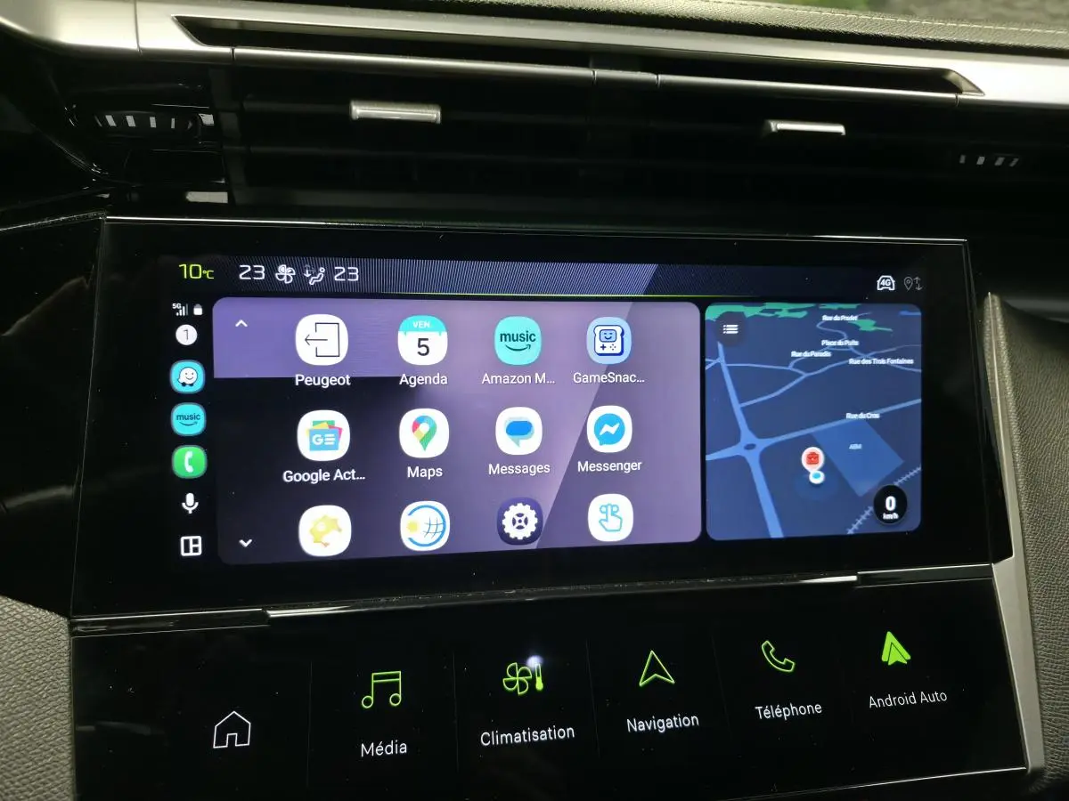 Écran tactile central 10 pouces du Peugeot 408 Hybrid 2024 affichant navigation et applications connectées.