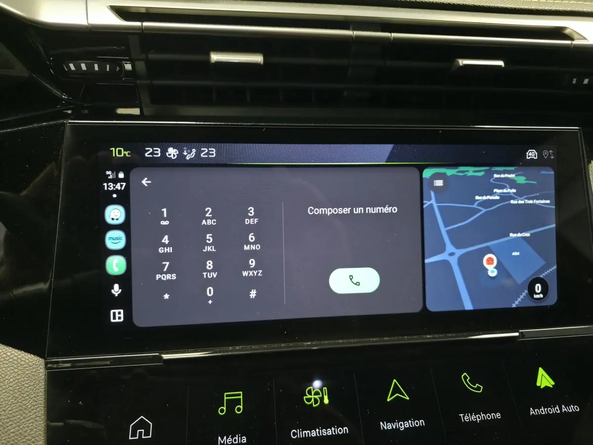 Écran tactile central 10 pouces du Peugeot 408 2024 affichant navigation et clavier téléphonique, intérieur noir.