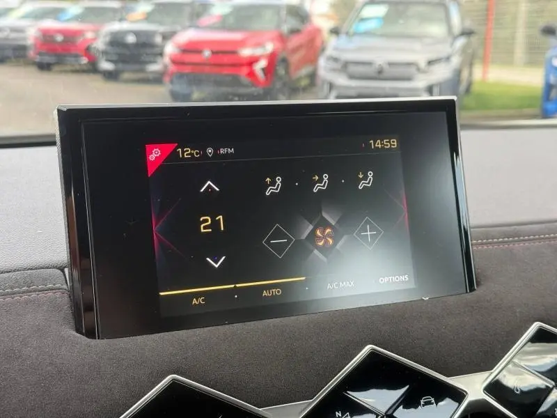 Écran tactile central du DS3 Crossback blanc perle, affichant les réglages de climatisation automatique.