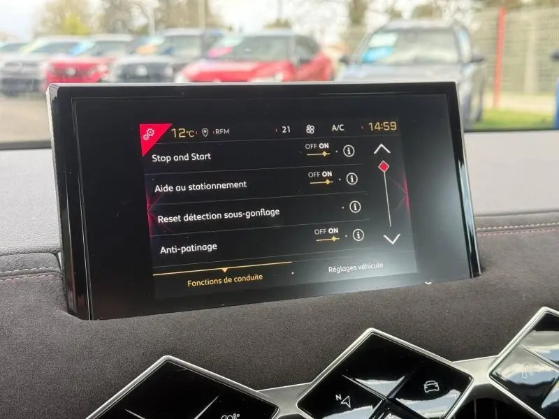 Écran tactile central intérieur du DS3 Crossback affichant les réglages d’aide à la conduite, avec tableau de bord en tissu Alcantara.