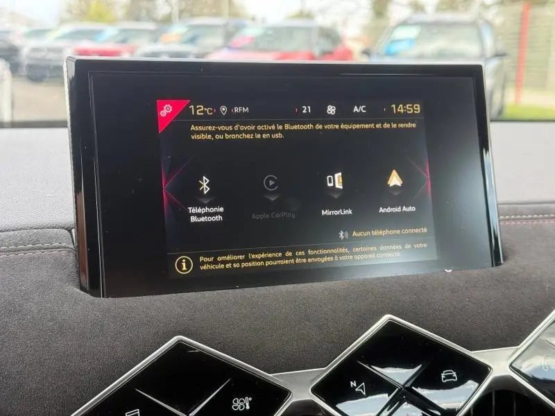 Écran tactile central du DS3 Crossback blanc perle avec toit noir, affichant les options Bluetooth et Android Auto.