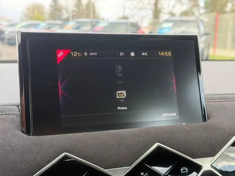 Écran tactile central du DS3 Crossback 2021, affichant l'interface multimédia avec tableau de bord en tissu noir.
