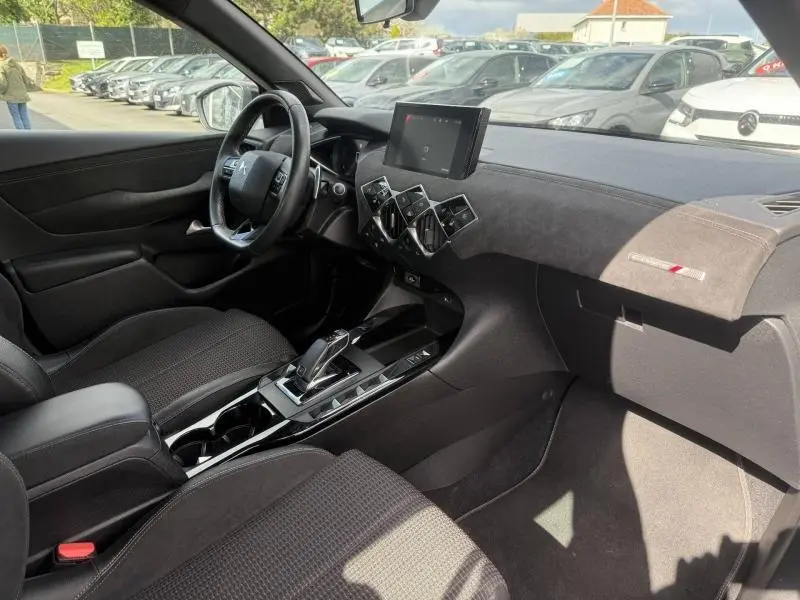 Intérieur noir du DS3 Crossback vu côté conducteur, avec tableau de bord en Alcantara et écran tactile central.