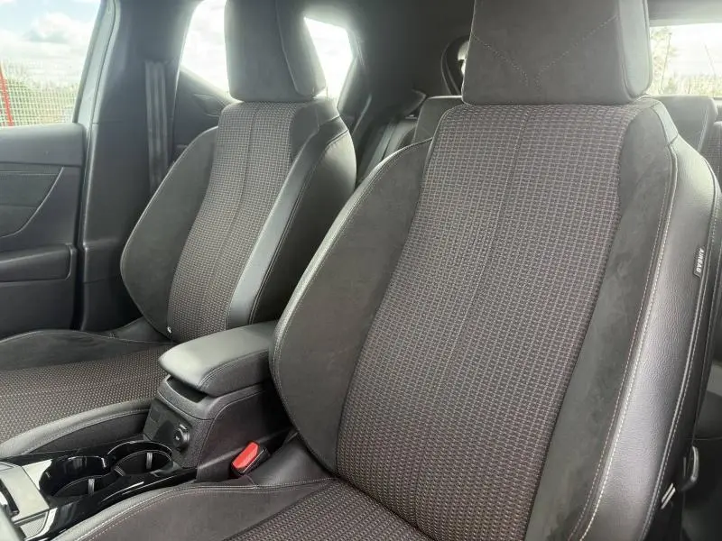 Gros plan sur les sièges avant en tissu tressé Basalte et Alcantara de la DS3 Crossback Performance Line, intérieur noir.