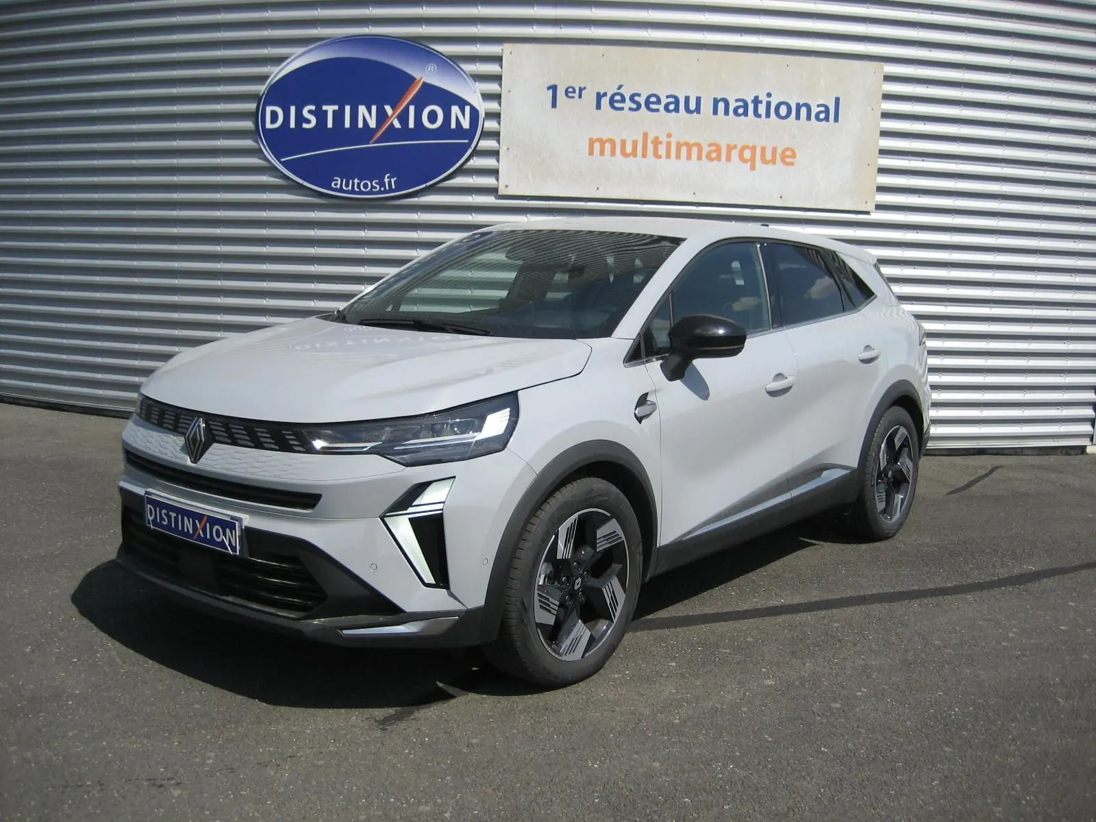 Renault Symbioz 2025 gris Rafale en vue 3/4 avant, avec feux LED et jantes bi-ton distinctives.