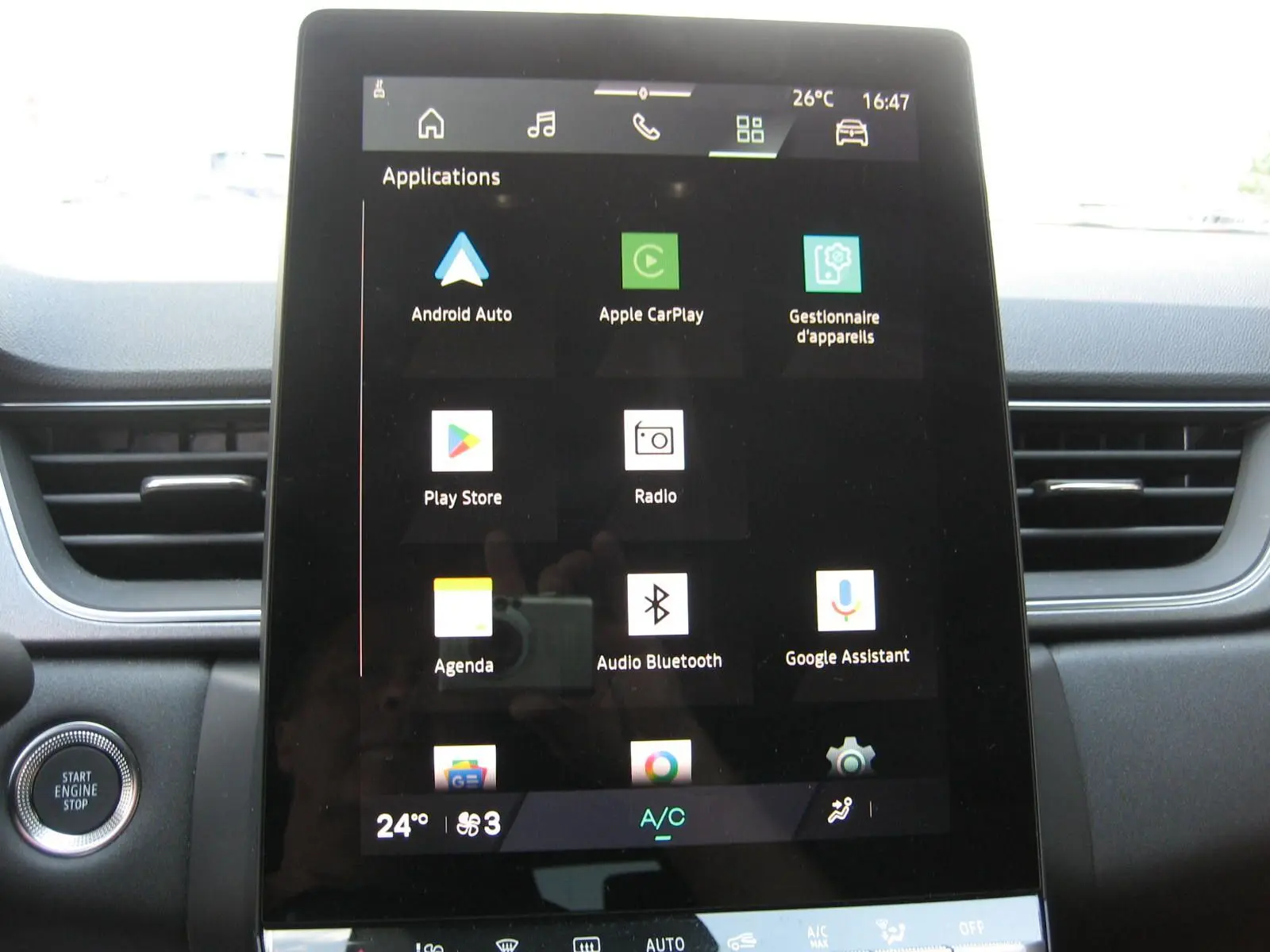 Écran tactile central affichant les applications multimédia dans l’habitacle du Renault Symbioz gris Rafale, version 2025.