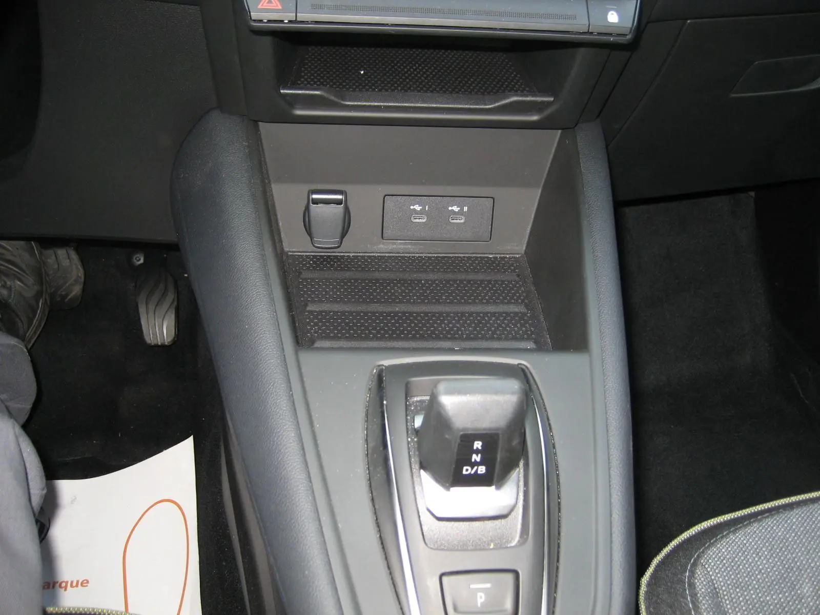 Vue rapprochée de la console centrale noire de la Renault Symbioz 2025, avec levier de vitesses automatique et ports USB visibles.