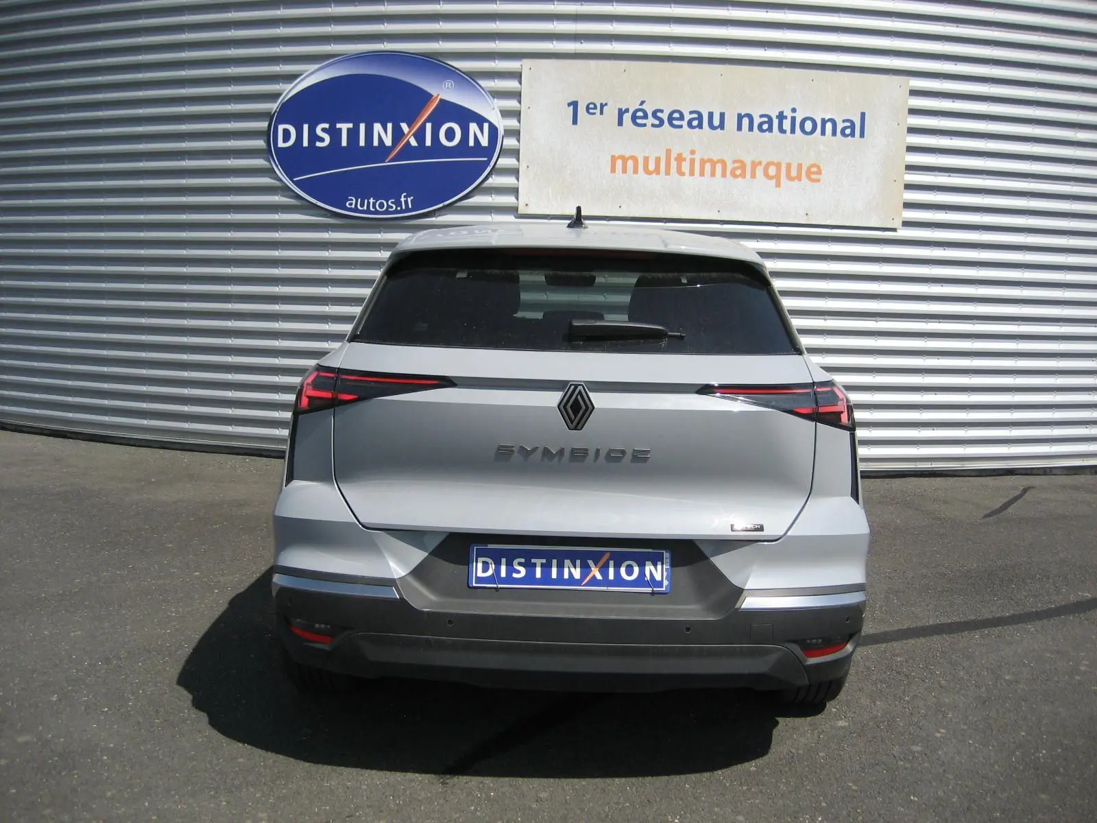 Vue arrière d'une Renault Symbioz gris rafale 2025, soulignant ses feux LED fins et son design moderne.