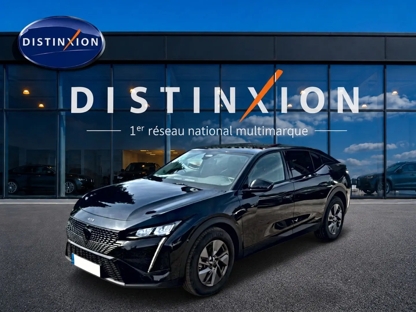 Peugeot 408 Hybrid noir en 3/4 avant droit, avec calandre distinctive et phares LED fins, devant un showroom Distinxion.