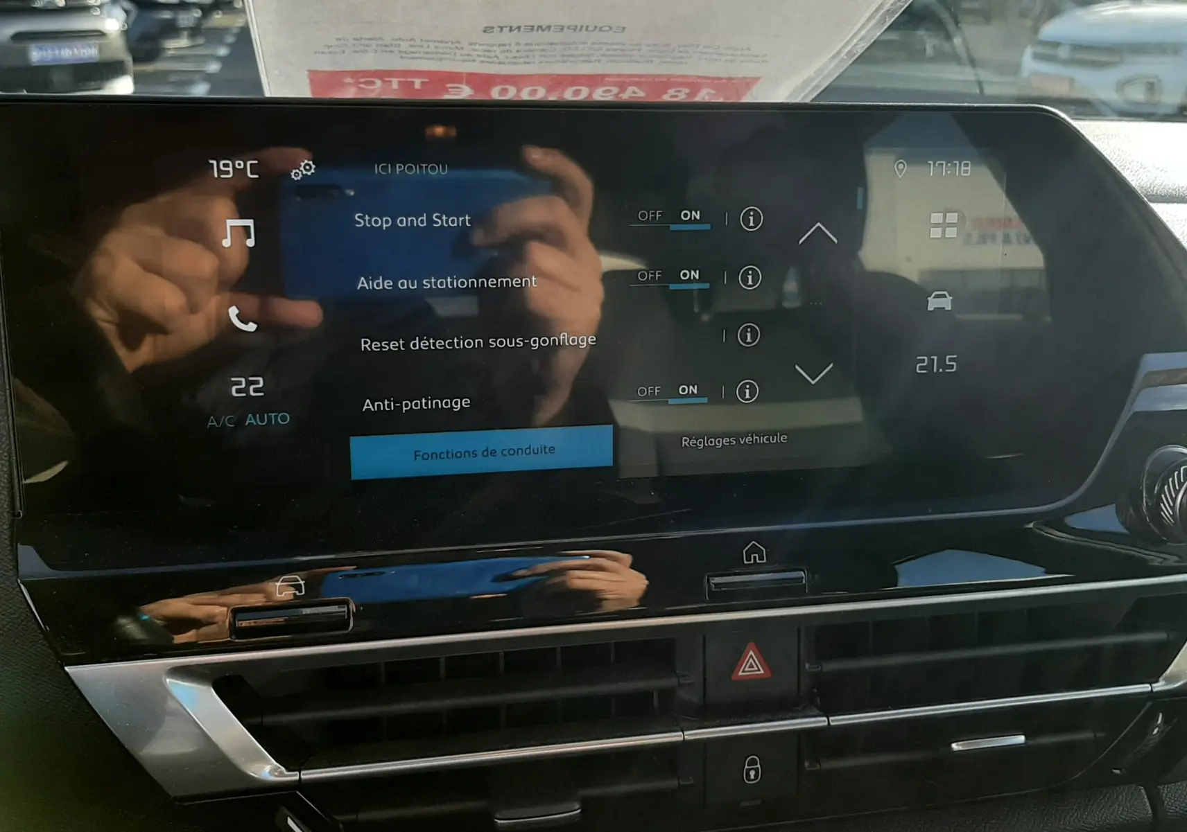 Écran tactile central de la Citroën C4 gris 2023 montrant les options Stop and Start et aide au stationnement activées.