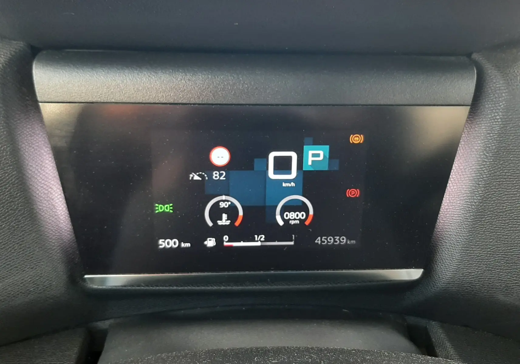 Affichage numérique du tableau de bord de la Citroën C4 gris, montrant vitesse à 0 km/h et indicateurs moteur et carburant.