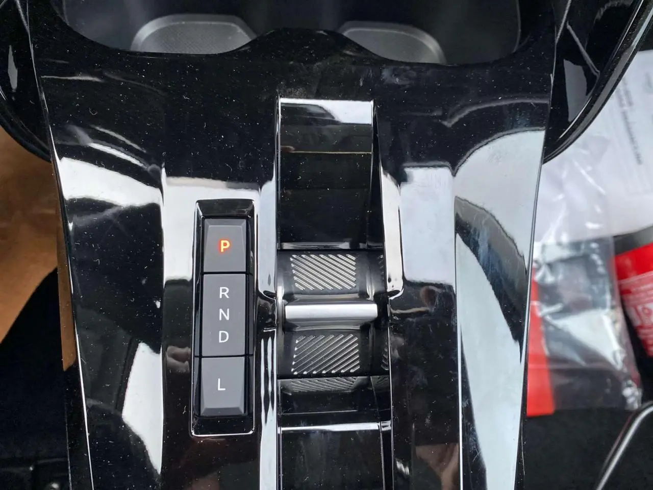 Gros plan sur la console centrale noire brillante avec sélecteur de boîte automatique et molette de réglage du Citroën C3 Aircross 2025.