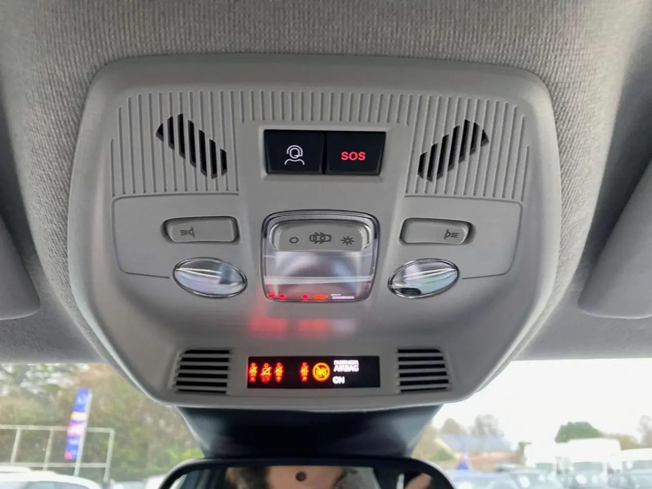 Vue intérieure du plafonnier avec commandes d'éclairage et bouton SOS dans une Citroën C3 Aircross 2025.