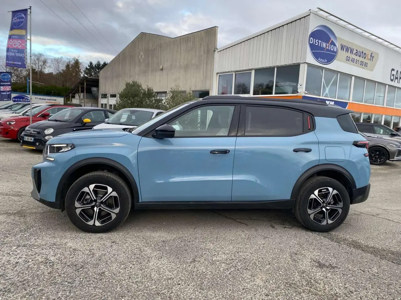 Profil côté gauche du Citroën C3 Aircross 2025 bleu Monte Carlo avec toit noir et jantes alliage 17 pouces.