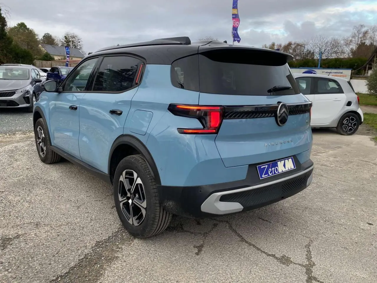 Citroën C3 Aircross bleu Monte Carlo vue 3/4 arrière droit avec toit noir et feux arrière LED 3D.