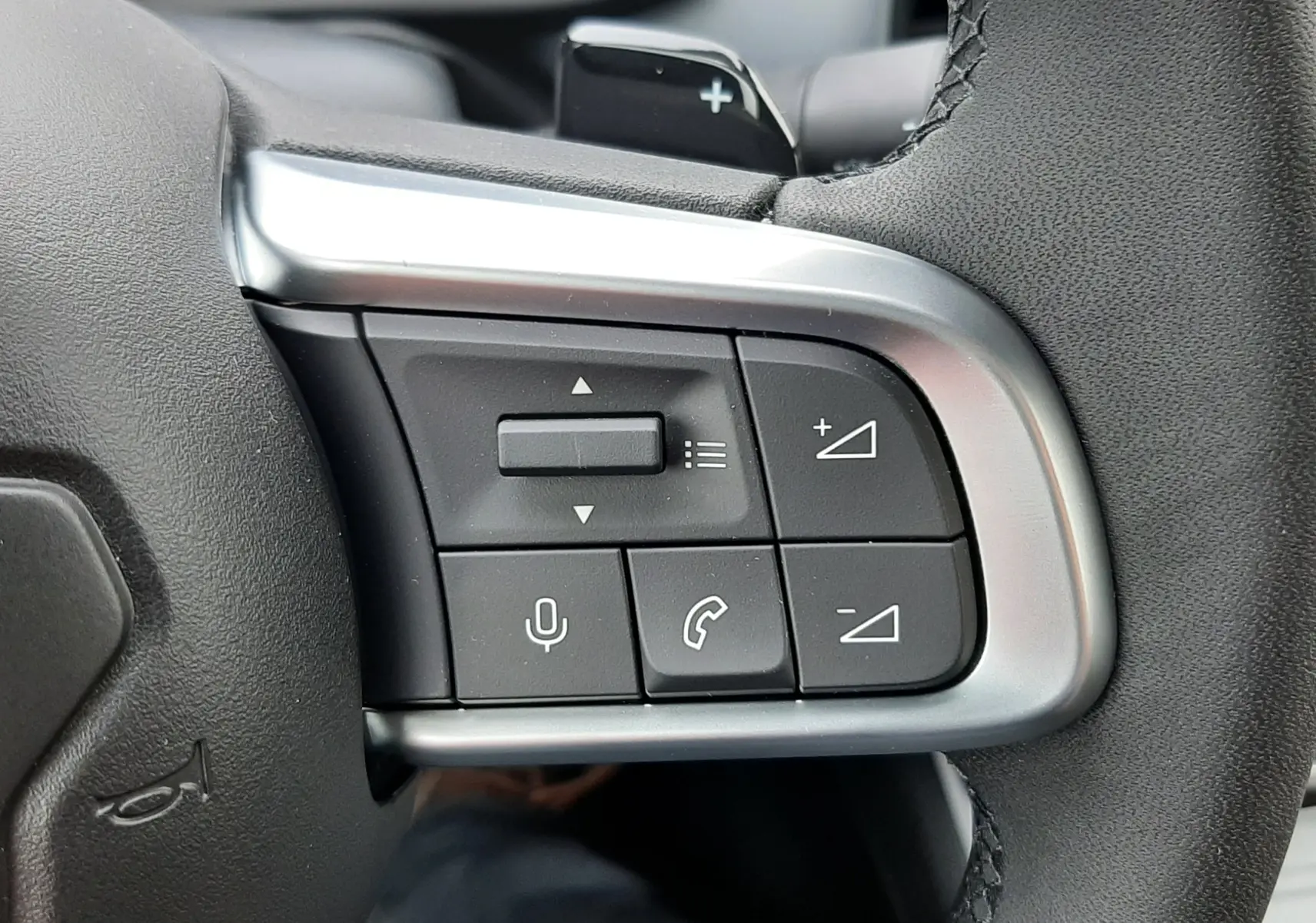 Gros plan sur les commandes multifonctions côté droit du volant en cuir noir du Jeep Avenger 2025.