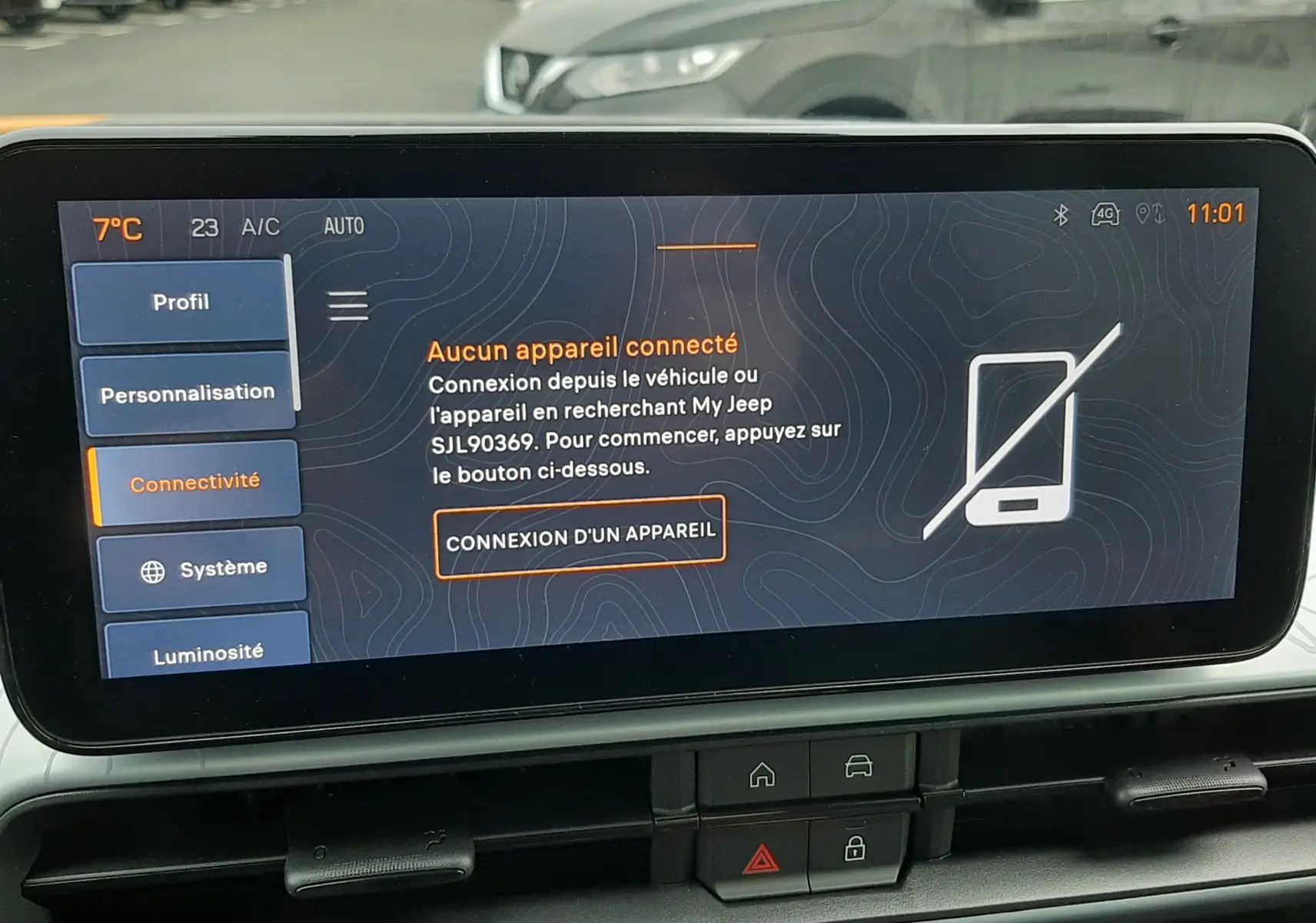 Vue intérieure de l'écran tactile du tableau de bord du Jeep Avenger 2025, affichant le menu connectivité.