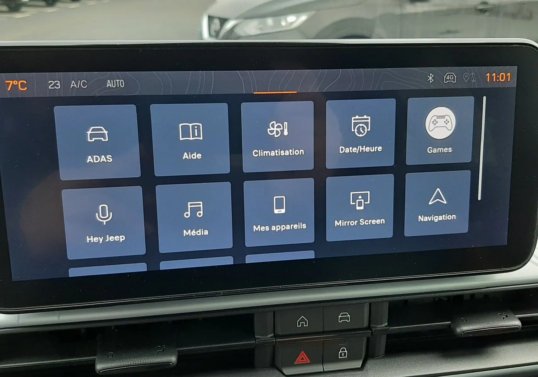 Vue intérieure centrée sur l'écran tactile du tableau de bord du Jeep Avenger 2025, avec commandes digitales visibles.