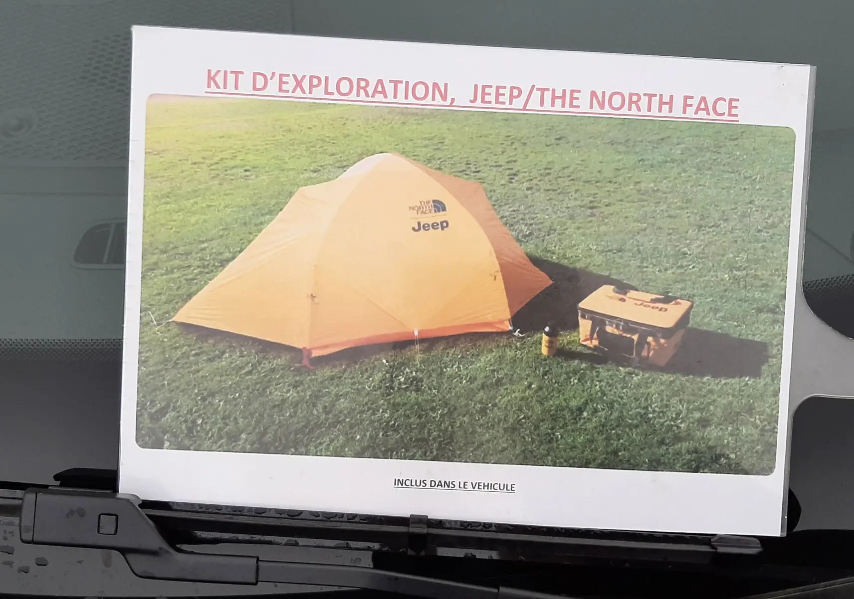 Jeep Avenger 2025 Storm Grey avec toit noir, vue 3/4 avant, mettant en valeur son design compact et moderne.