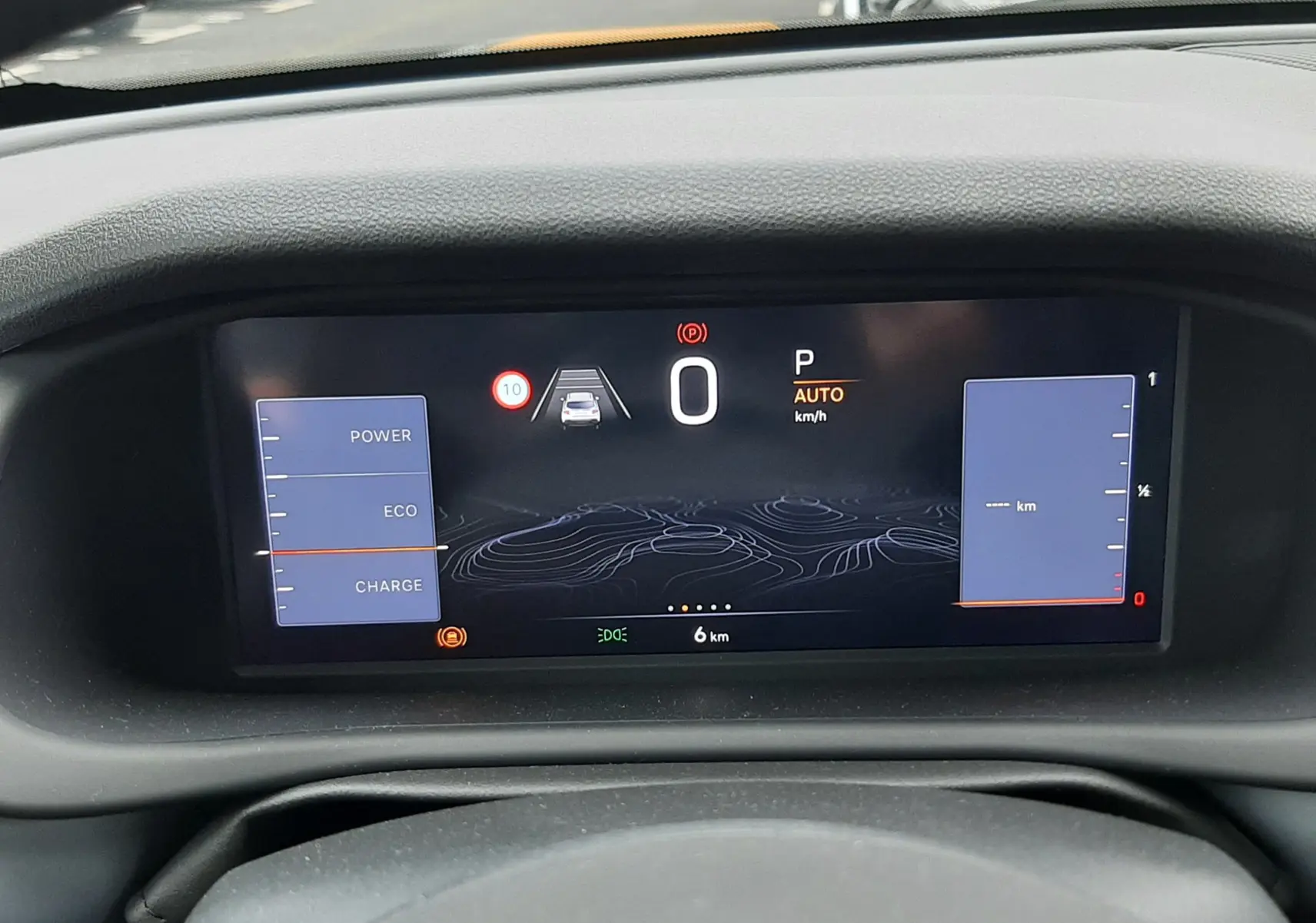 Tableau de bord numérique du Jeep Avenger 2025, affichage central avec indicateurs de vitesse et énergie.