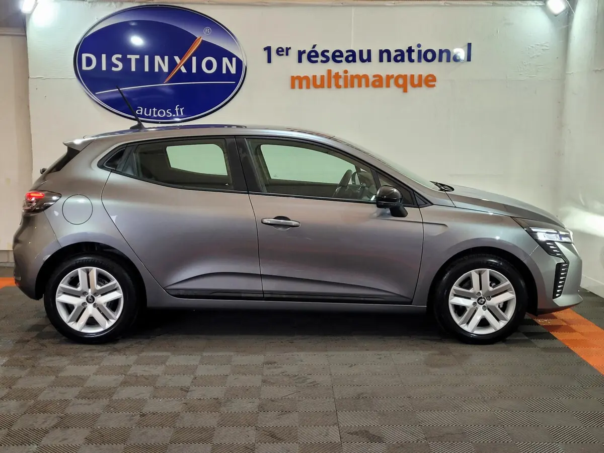 Profil droit de la Renault Clio gris foncé 2025 avec phares LED et jantes alliage cinq branches.