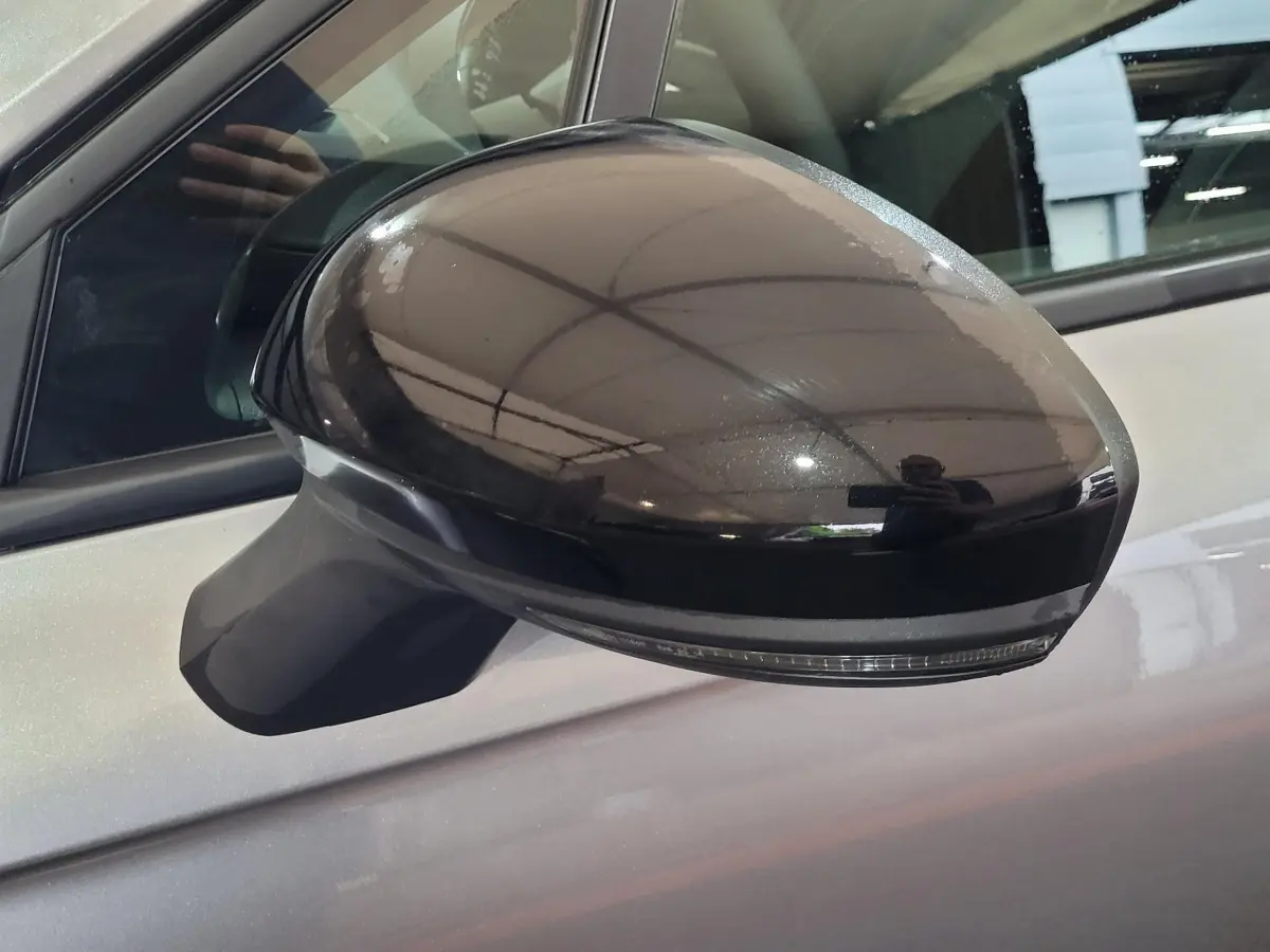 Rétroviseur droit noir brillant sur Renault Clio gris foncé Evolution Blue dCi 100, vue rapprochée côté conducteur.