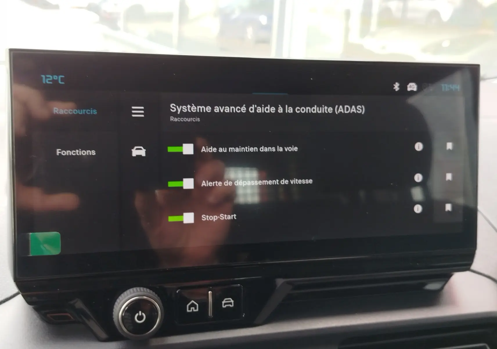 Écran tactile du système d’aide à la conduite affichant les options ADAS dans un Citroën Berlingo 2025.
