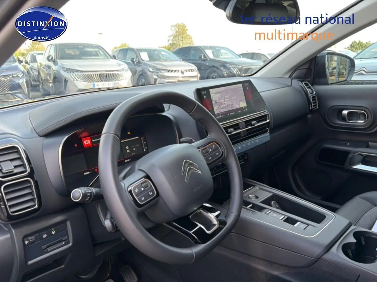 Vue intérieure côté conducteur du Citroën C5 Aircross 2025 avec volant cuir et écran tactile central.