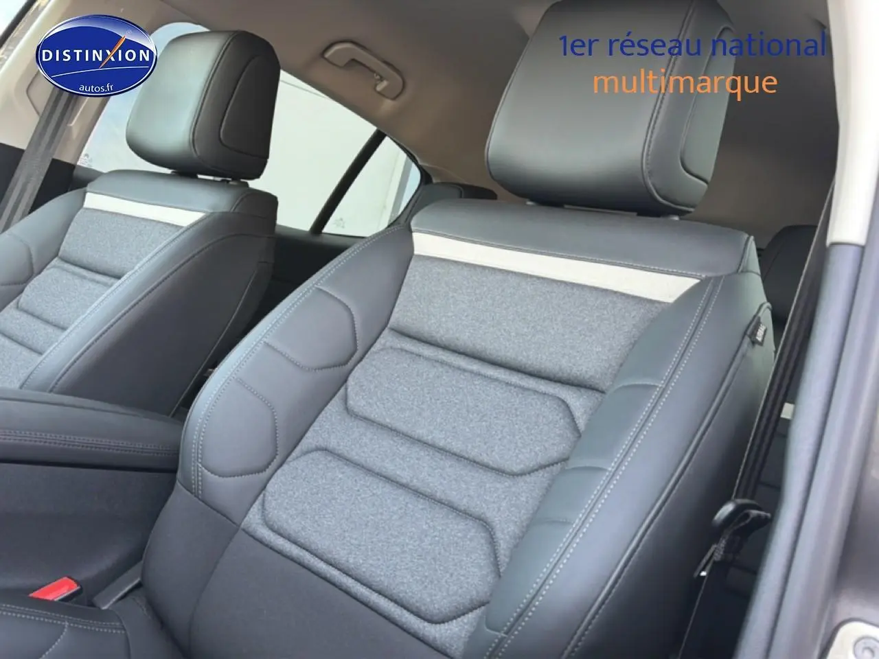 Gros plan sur les sièges avant gris noir en tissu et cuir du Citroën C5 Aircross 2025, intérieur spacieux et moderne.