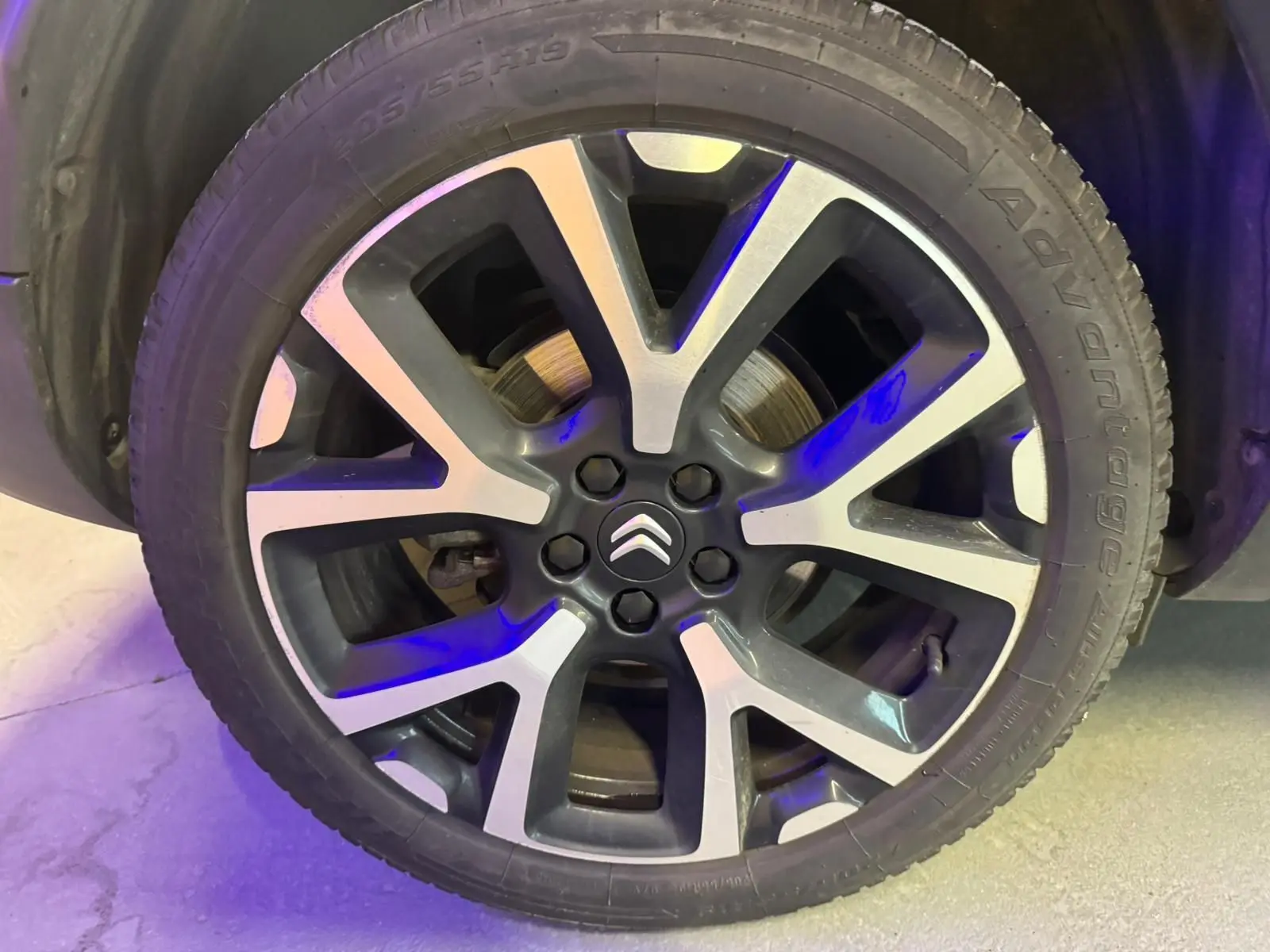 Gros plan sur la jante alu 18 pouces bicolore du côté gauche d'un Citroën C5 Aircross bleu 2022.