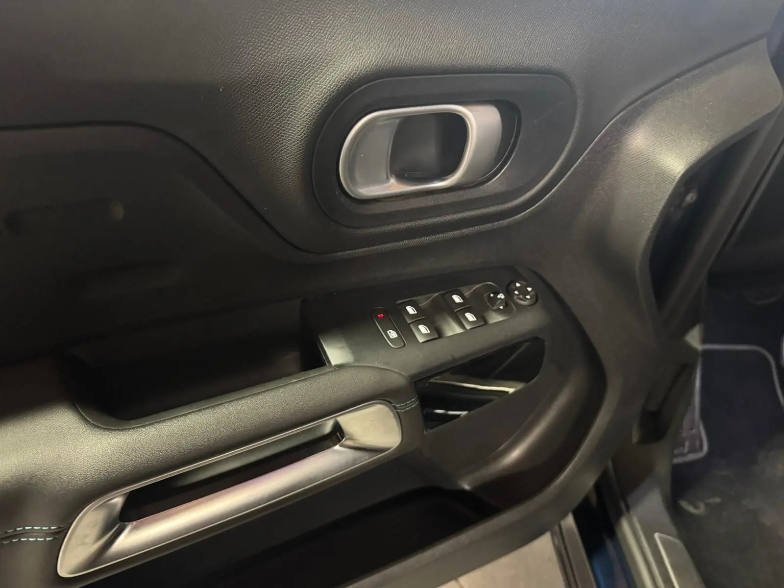 Vue intérieure du poste de conduite du Citroën C5 Aircross 2022 avec tableau de bord numérique et écran tactile central.