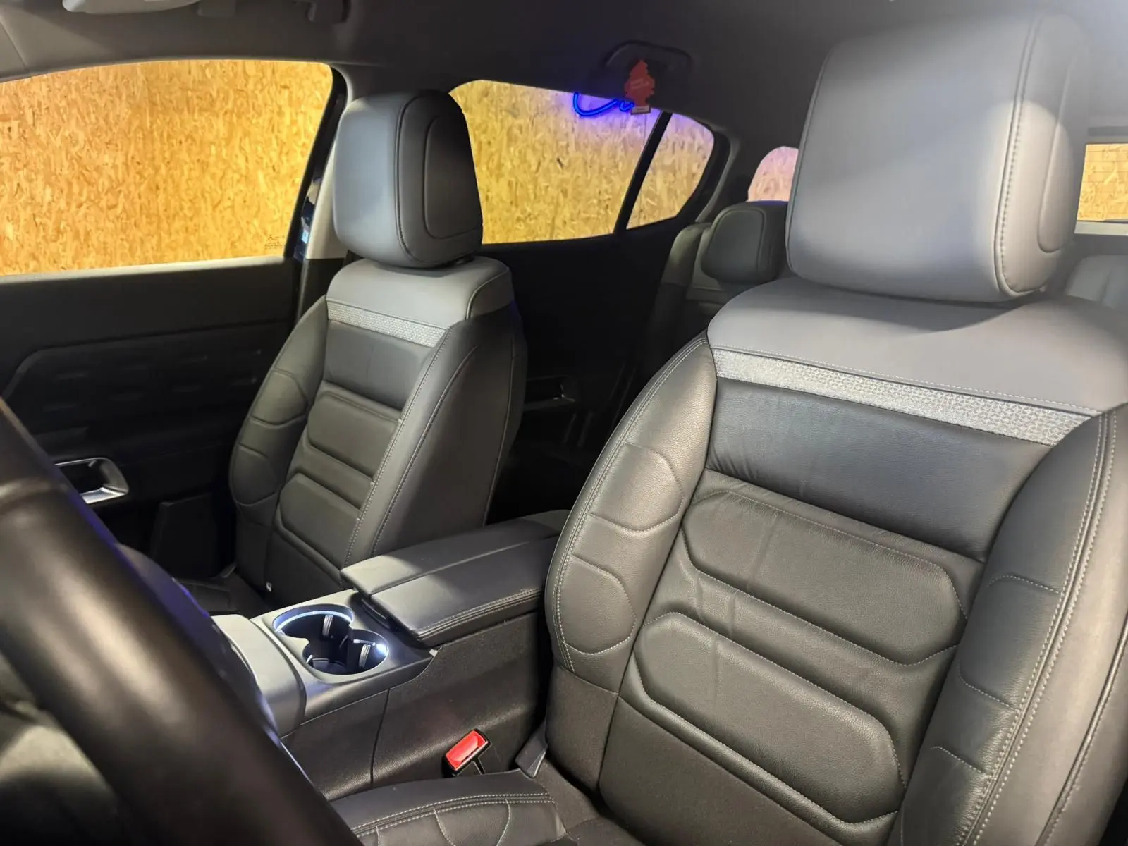 Vue intérieure de la porte arrière gauche noire du Citroën C5 Aircross avec poignée chromée et panneau texturé.