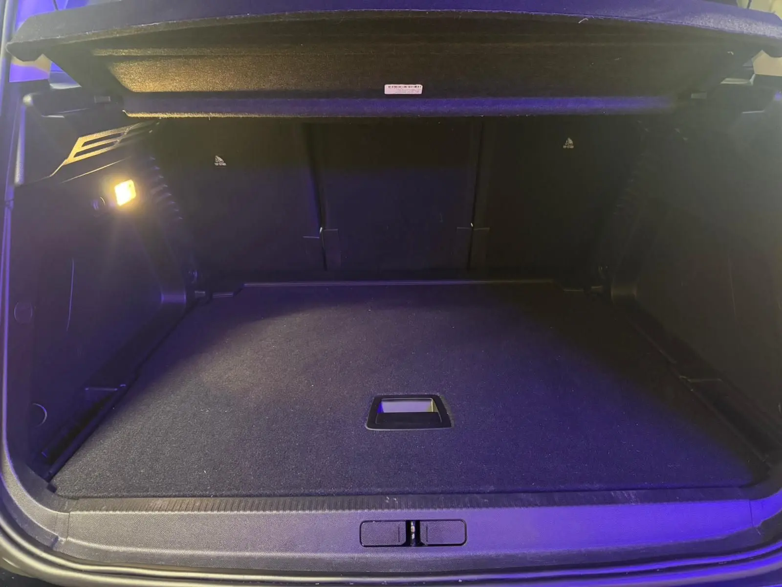 Poignée intérieure côté gauche noire avec bouton de verrouillage sur porte d'une Citroën C5 Aircross bleu 2022.