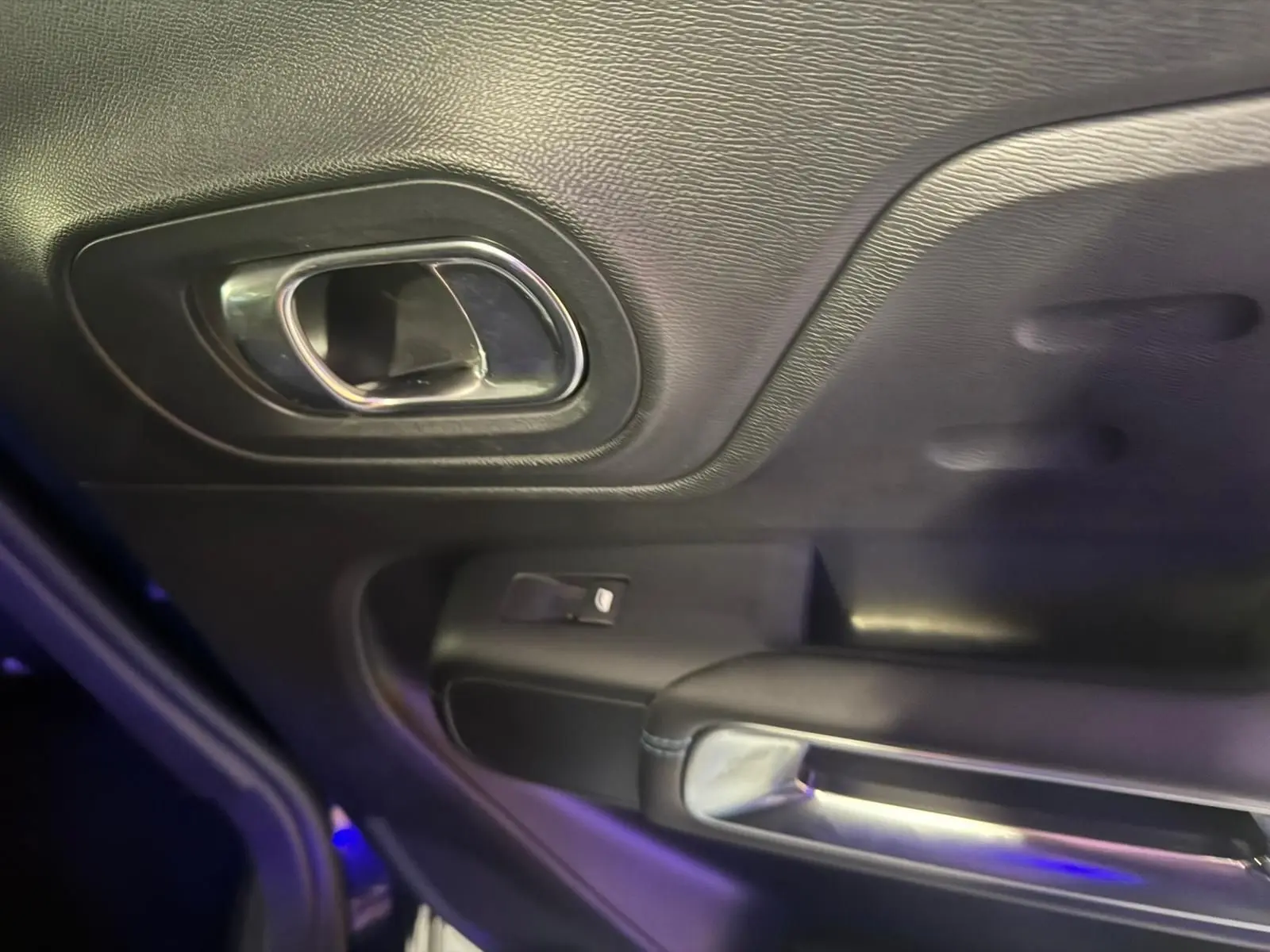 Grille d'aération arrière noire avec prise USB éclairée, vue centrée depuis l'habitacle du Citroën C5 Aircross bleu.