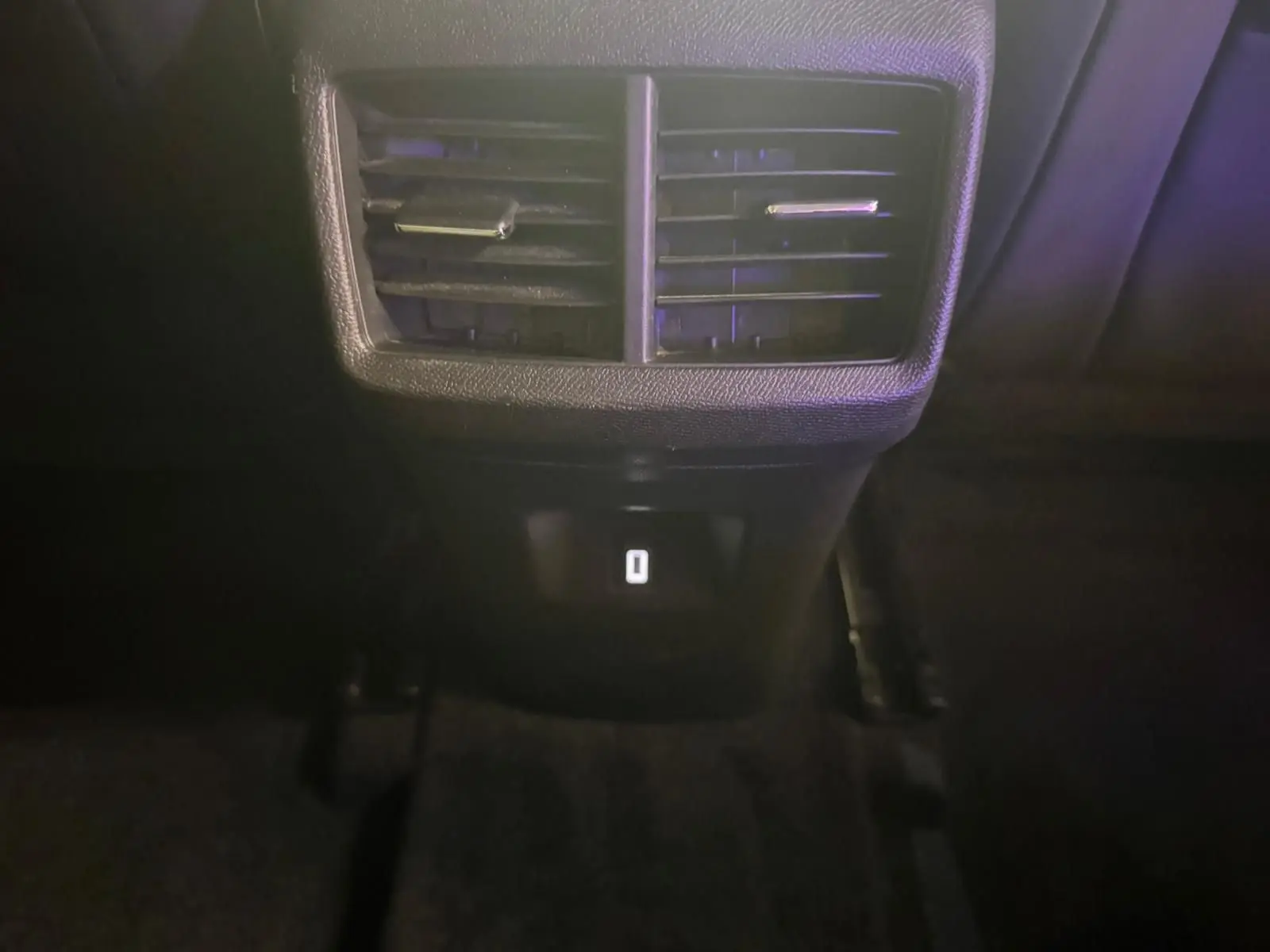 Gros plan sur la poignée intérieure et commande de vitre côté gauche du Citroën C5 Aircross bleu 2022.