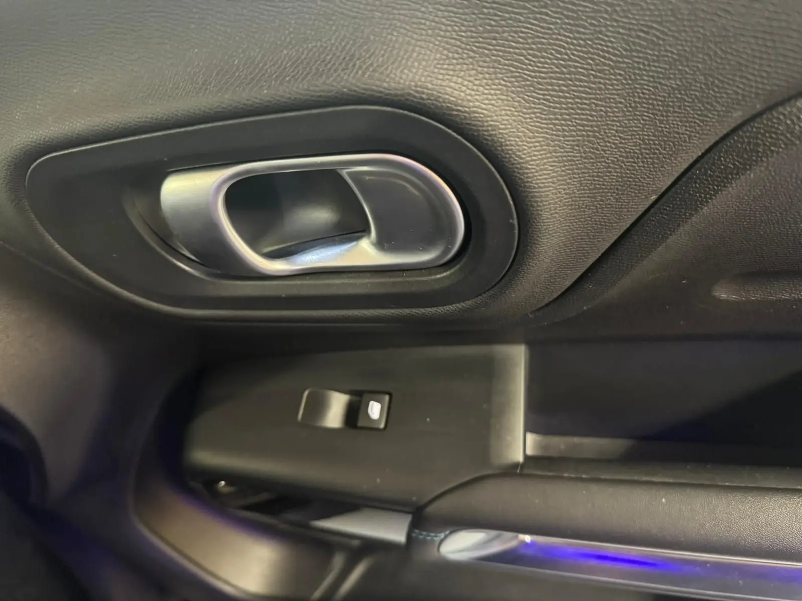 Vue intérieure des trois sièges arrière en cuir noir du Citroën C5 Aircross 2022, avec appuie-têtes et ceintures visibles.