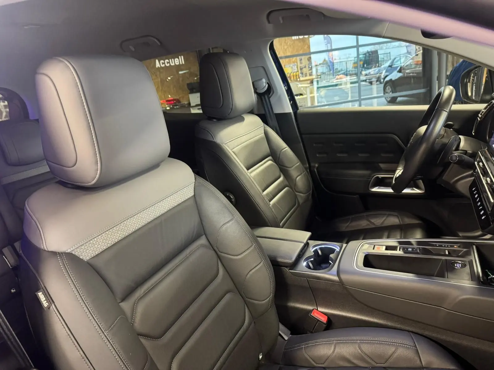 Vue intérieure côté conducteur du Citroën C5 Aircross 2022, tableau de bord noir avec écran tactile et volant multifonction.