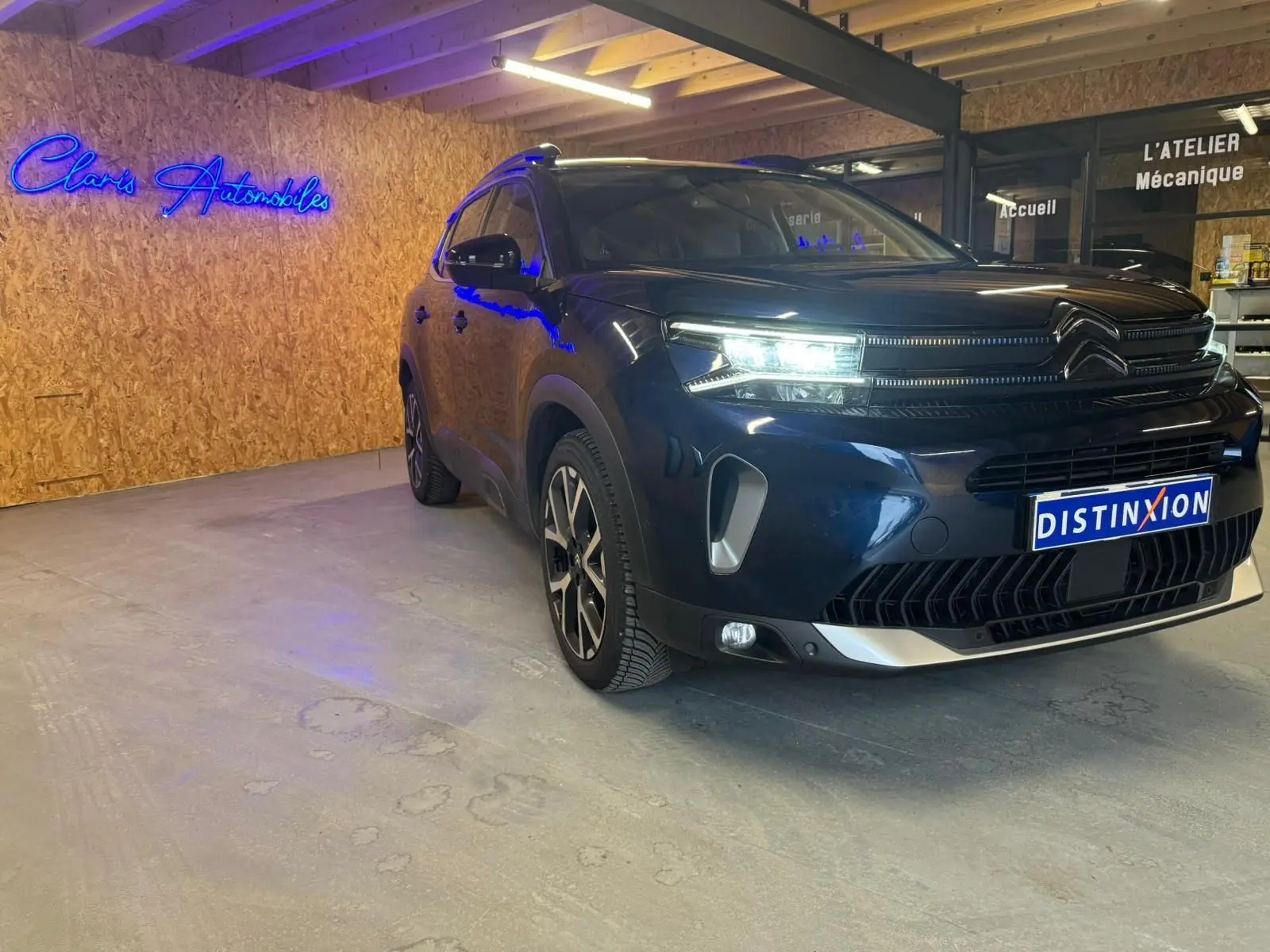 Vue de profil côté gauche du Citroën C5 Aircross bleu avec jantes alu 18 pouces et vitres surteintées en intérieur.