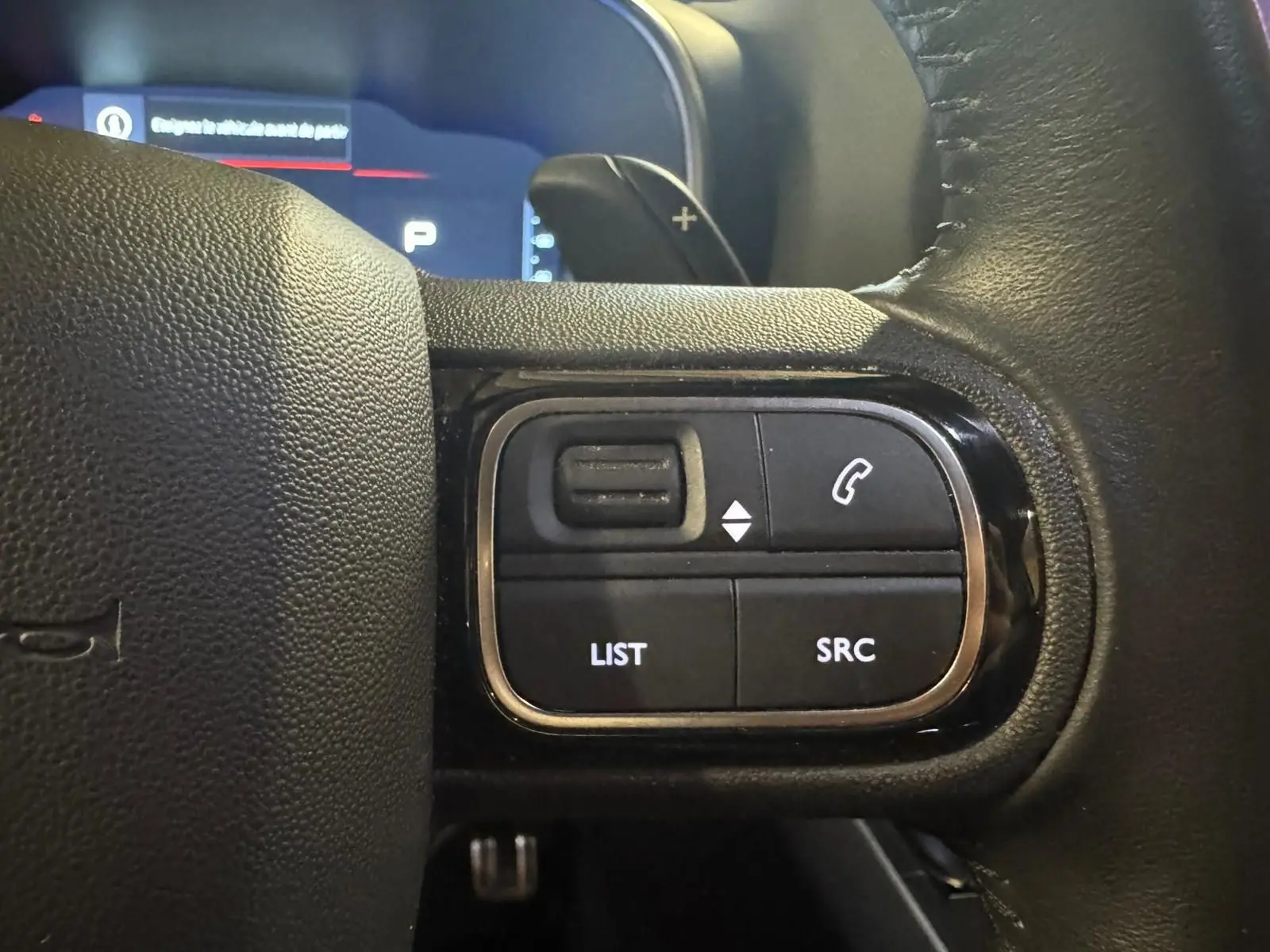 Vue rapprochée du combiné numérique 12,3'' du tableau de bord du Citroën C5 Aircross bleu, affichant les alertes et informations de conduite.