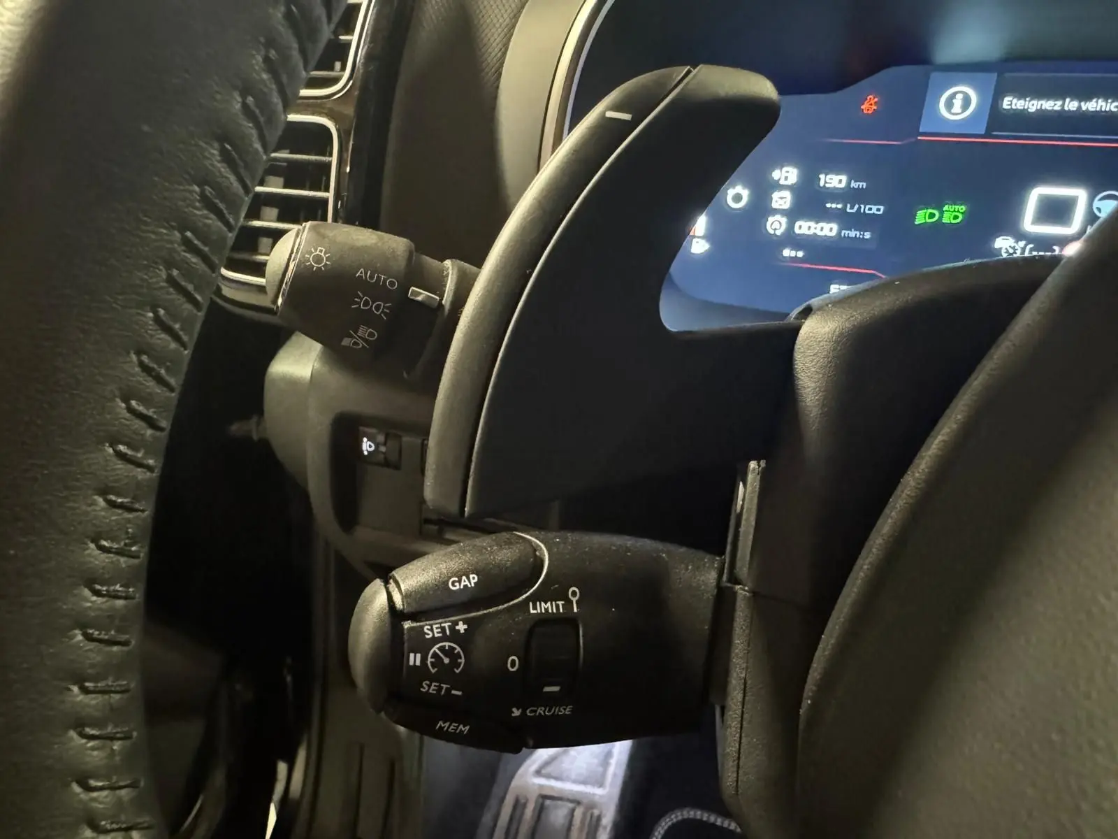 Écran tactile central du tableau de bord du Citroën C5 Aircross bleu, affichant la climatisation automatique à 21°C.