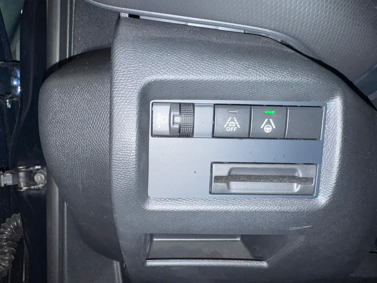 Gros plan sur les commandes du volant noir du Citroën C5 Aircross 2022, avec écran numérique en arrière-plan.