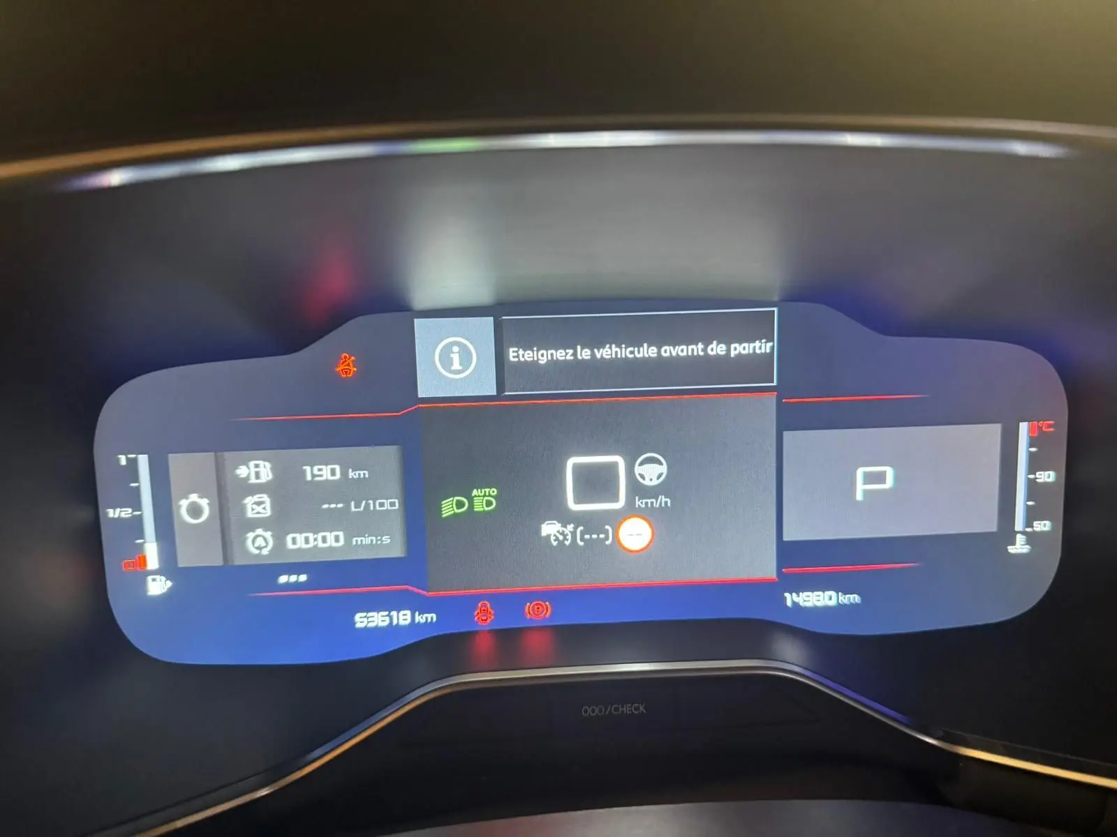 Gros plan intérieur côté gauche sur les commandes au volant et le combiné numérique bleu du Citroën C5 Aircross 2022.